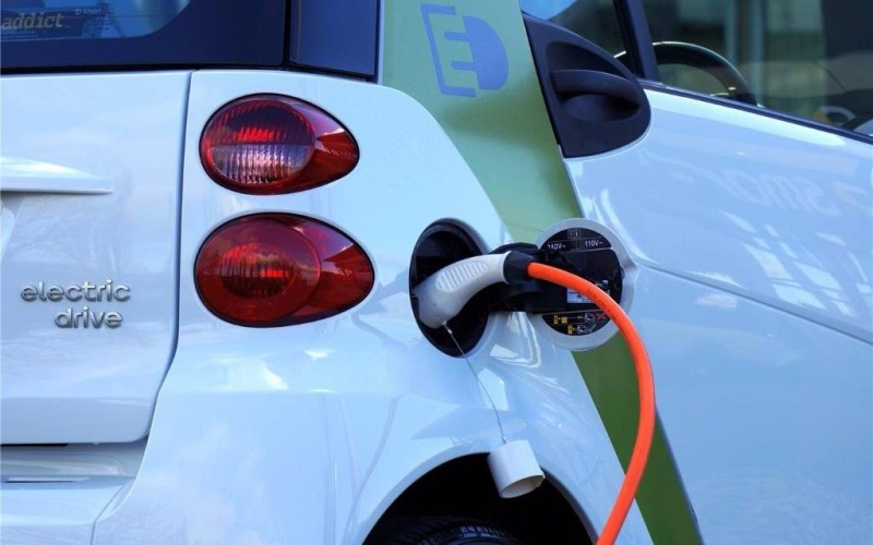 Como e onde carregar a bateria de um carro elétrico?