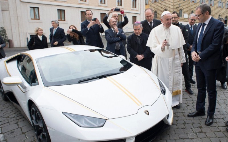 Ainda não é Natal, mas o Papa Francisco já recebeu um Lamborghini Huracán