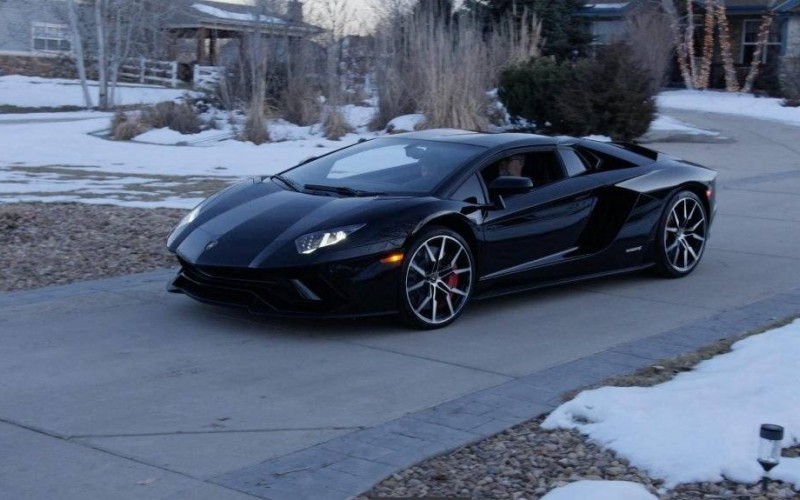 Espírito natalício: Lamborghini oferece Aventador