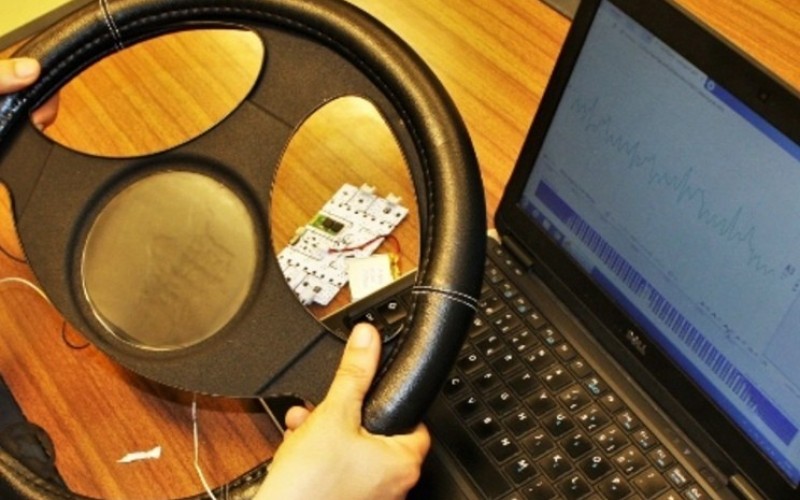 Investigadores de Aveiro criam capa de volante que deteta fadiga de condutores