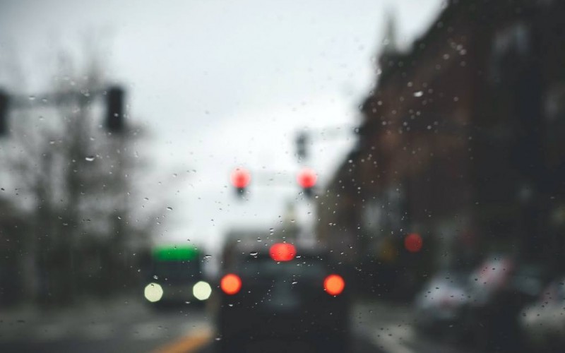 Regras básicas para conduzir com chuva e mau tempo