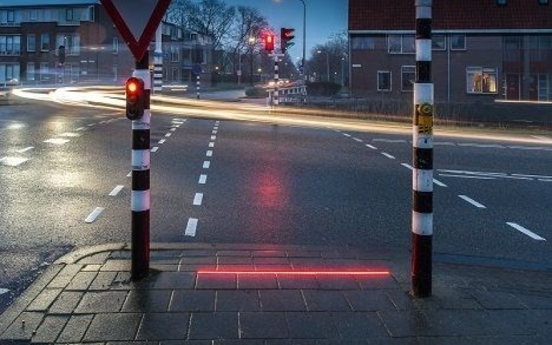 Por causa dos telemóveis, há cada vez mais cidades a colocar semáforos no chão