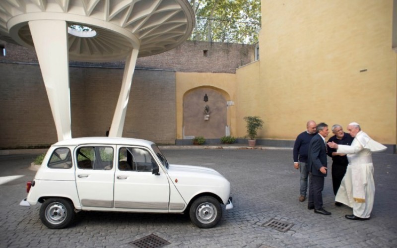 Renault 4L: o carro conduzido pelo Papa Francisco