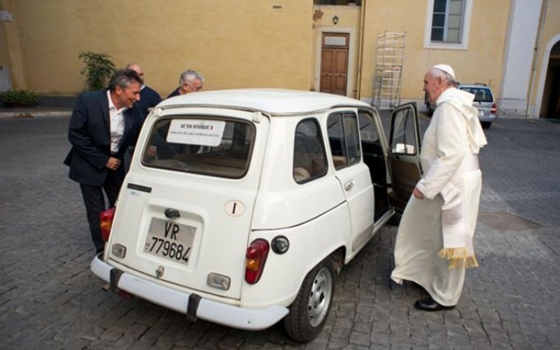 Renault 4L: o carro conduzido pelo Papa Francisco
